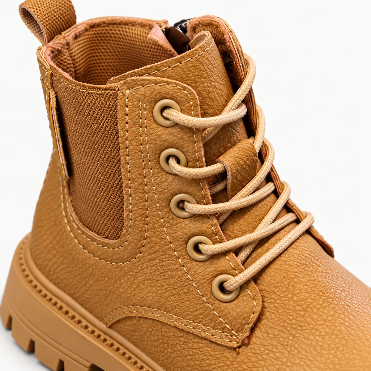 Vue latérale des bottines pour garçon camel avec finition en cuir et lacets