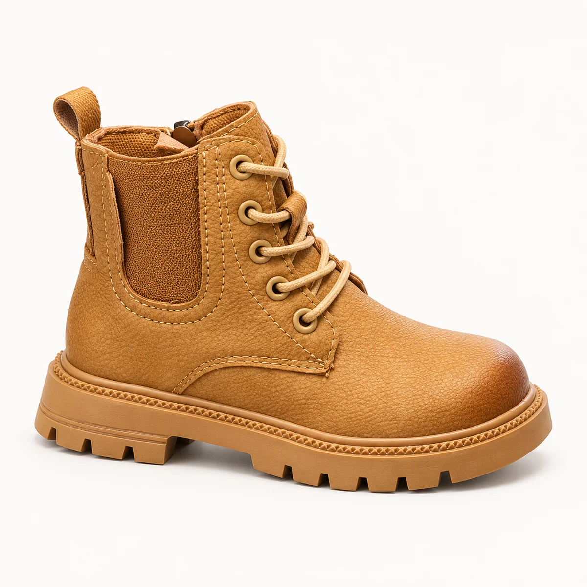 Garçon portant des bottines camel à lacets et coutures apparentes en extérieur