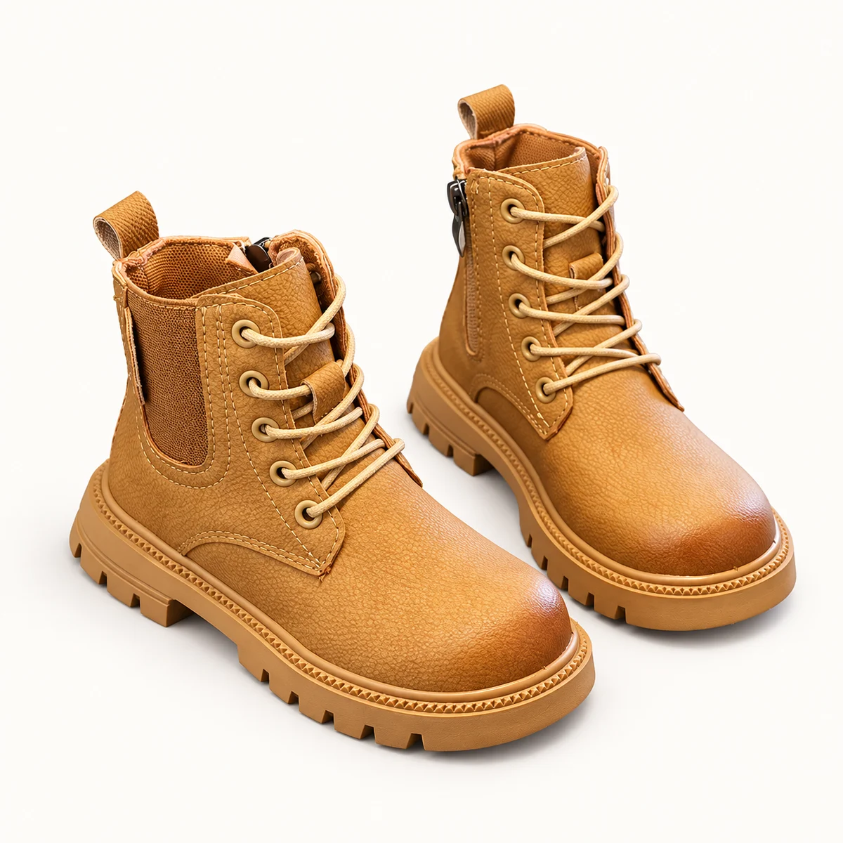 Bottines garçon camel à lacets avec coutures apparentes et style décontracté