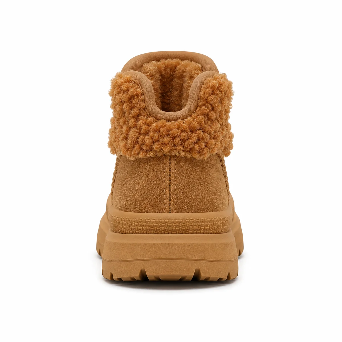 Jeune garçon portant des bottines camel fourrées à col chaud et stylé