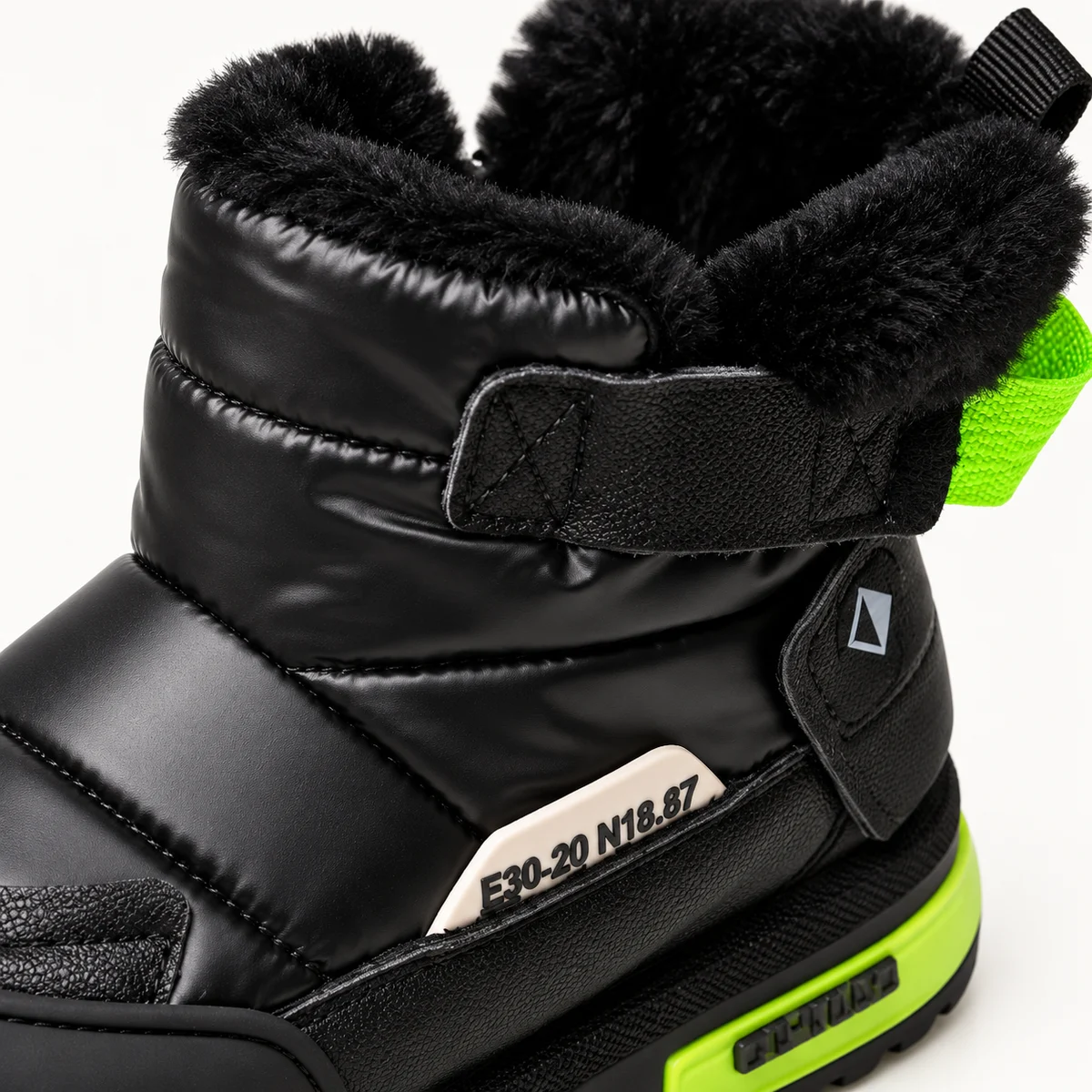 Chaussures garçon à boucles noires avec touches de vert pour style enfant