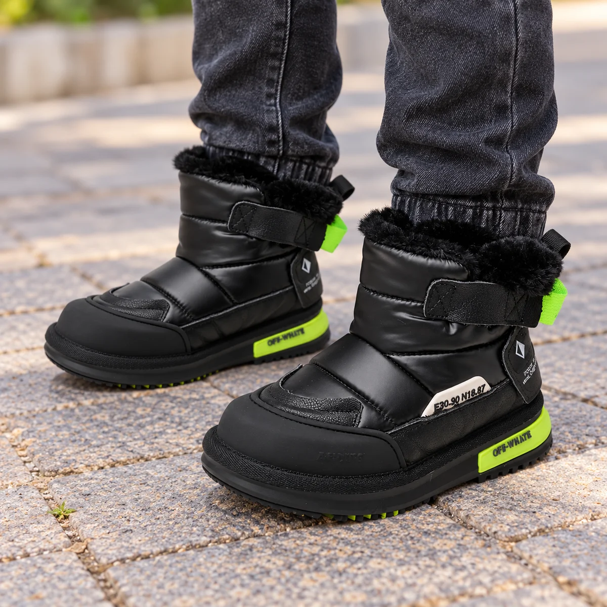 Chaussures garçon élégantes en cuir noir avec boucles et accents verts
