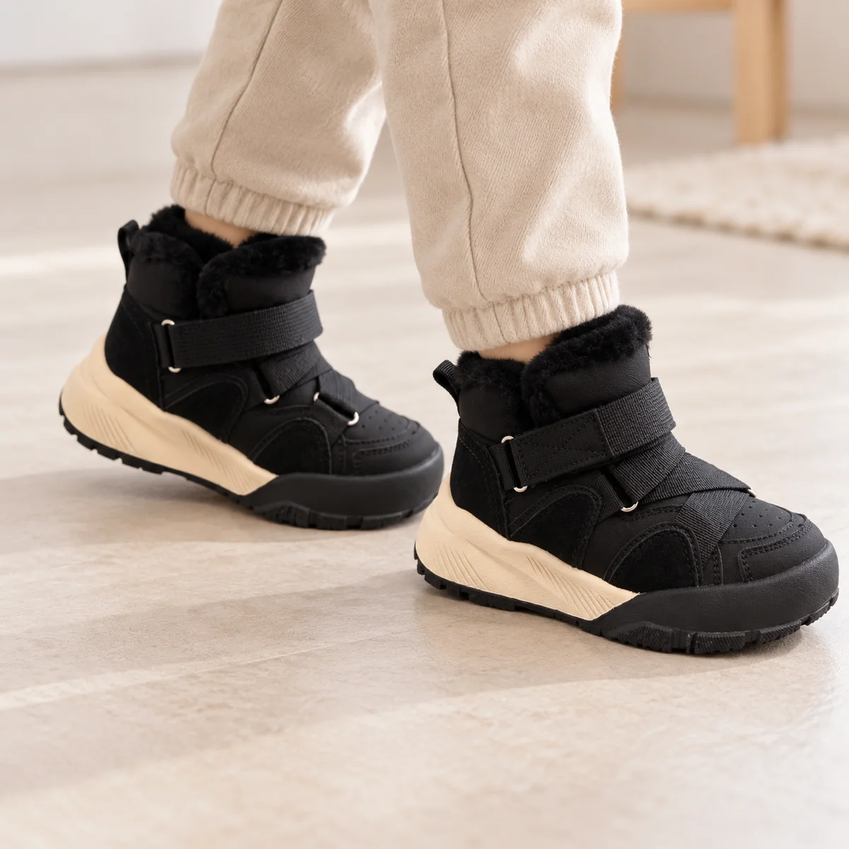 Chaussures pour garçon noires à brides et col en peluche douce