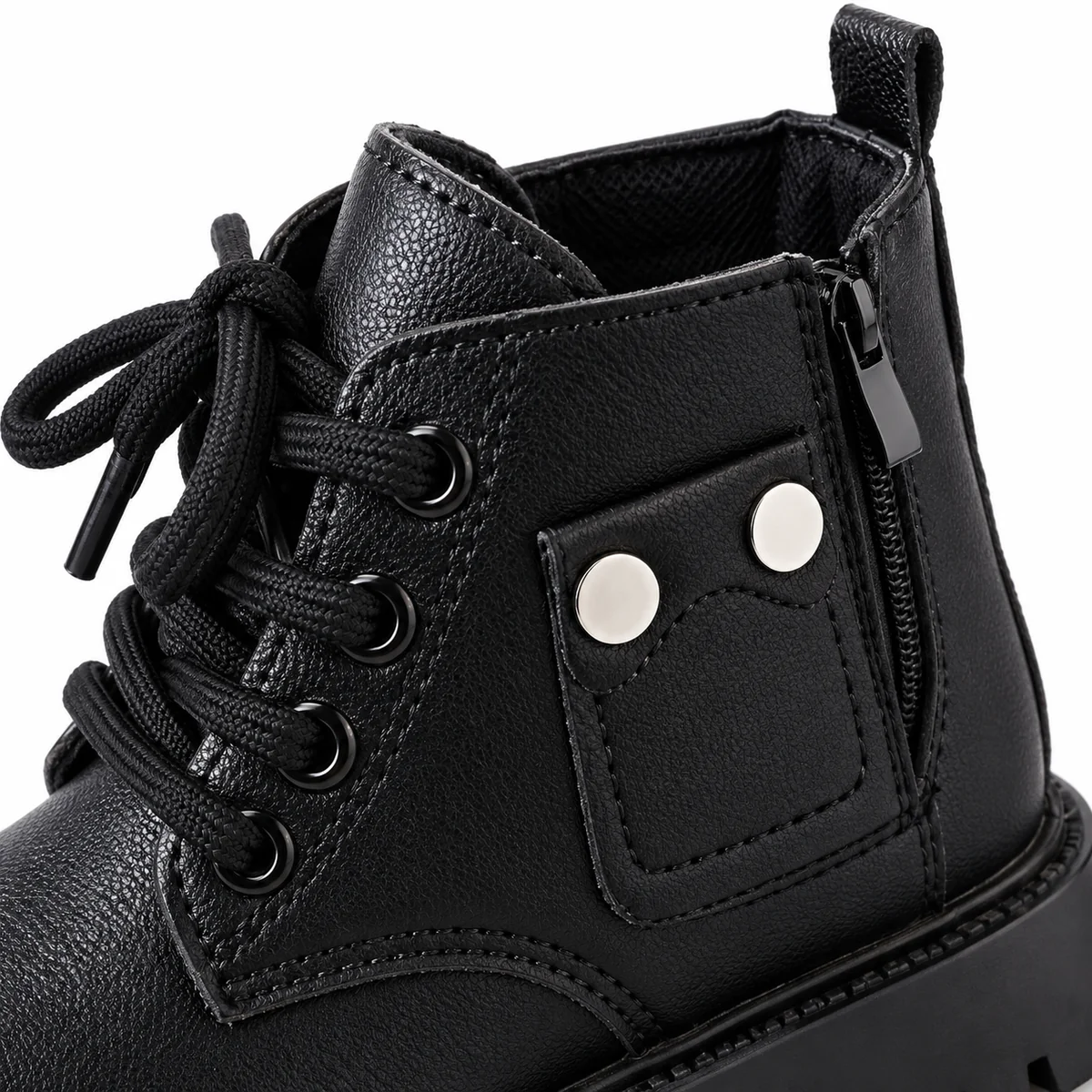 Détails des rivets et fermeture zip sur Bottines garçon noires