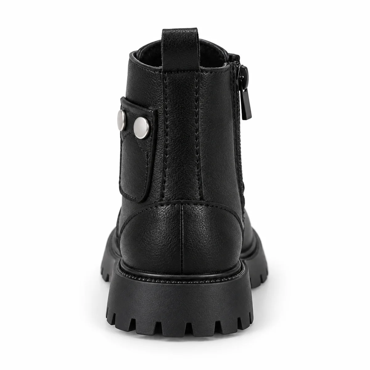 Jeune garçon portant des bottines noires à lacets et zip