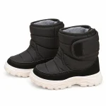 Bottines garçon noires avec large scratch et semelle blanche élégantes