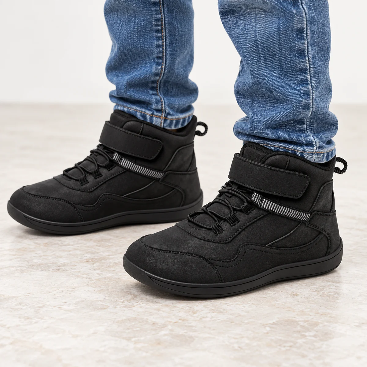 Détails des bottines garçon noires avec scratch et laçage