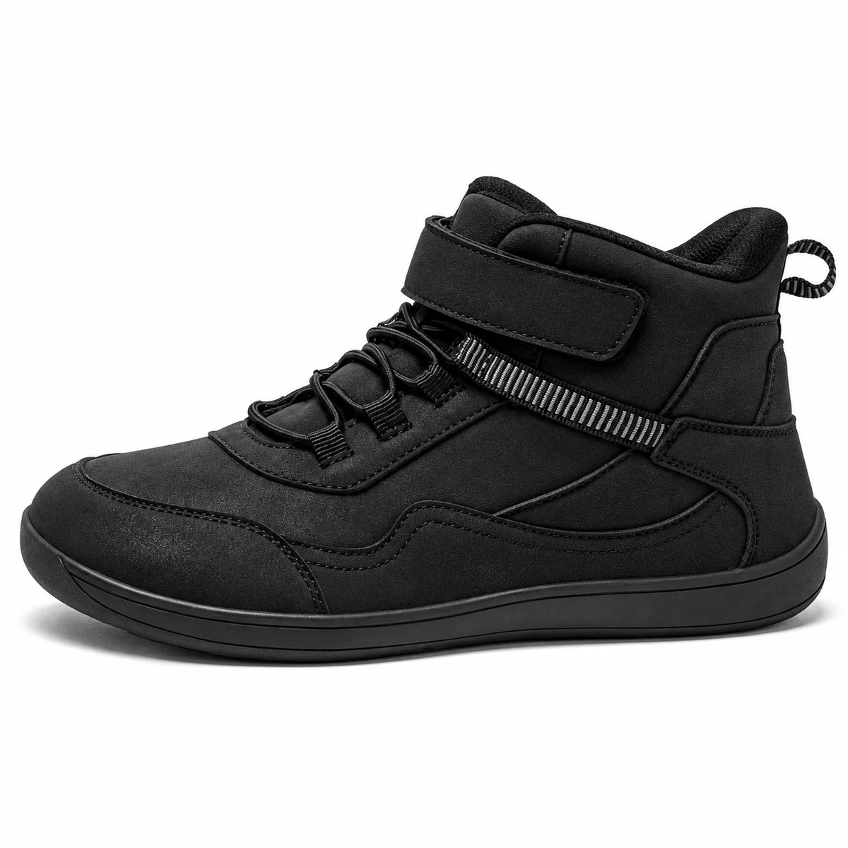 Enfant portant des bottines noires à scratch et lace ajustable