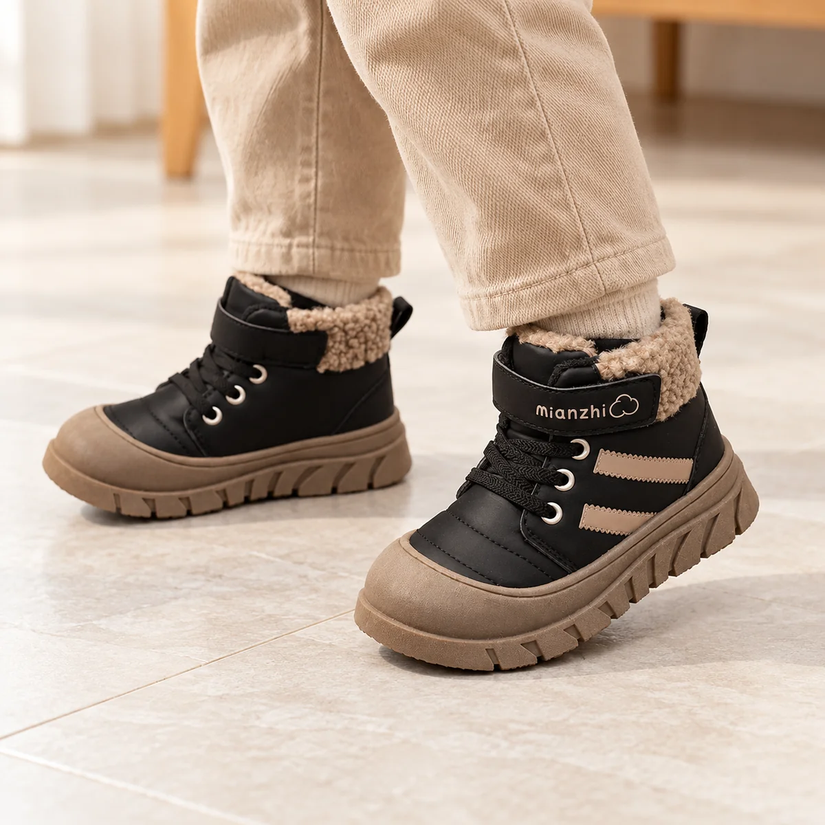 Chaussures pour garçon en cuir noir fourrées avec détails de couleur contrastante