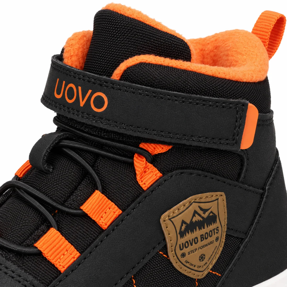 Chaussures garçon avec fourrure noire et accents orange tendance