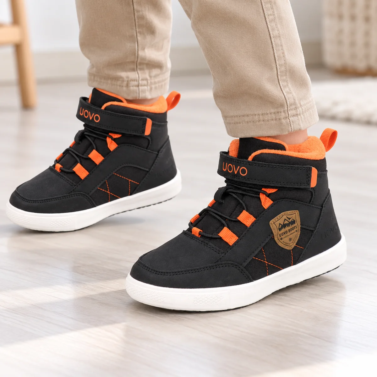 Chaussures enfant noires fourrées à motifs orange pour garçon