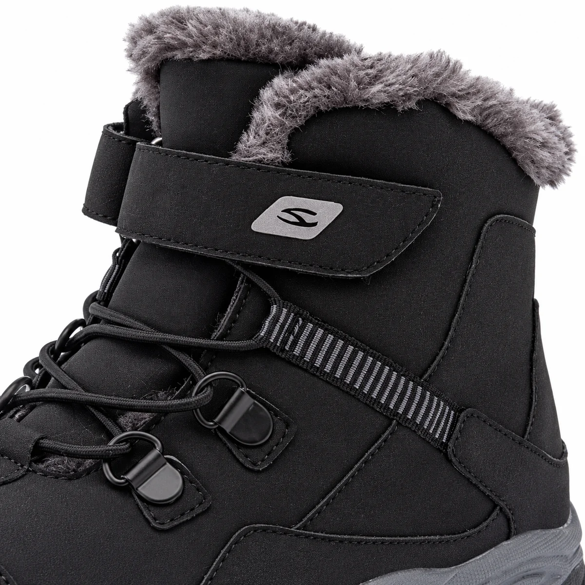Jeune garçon portant des bottines noires fourrées à lacets et bride