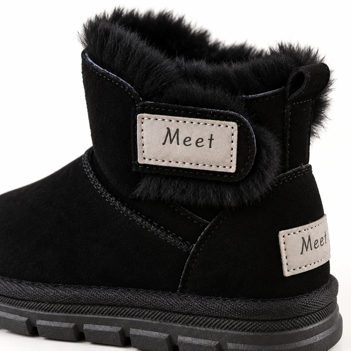 Vue latérale des bottines garçon noires fourrées avec scratch