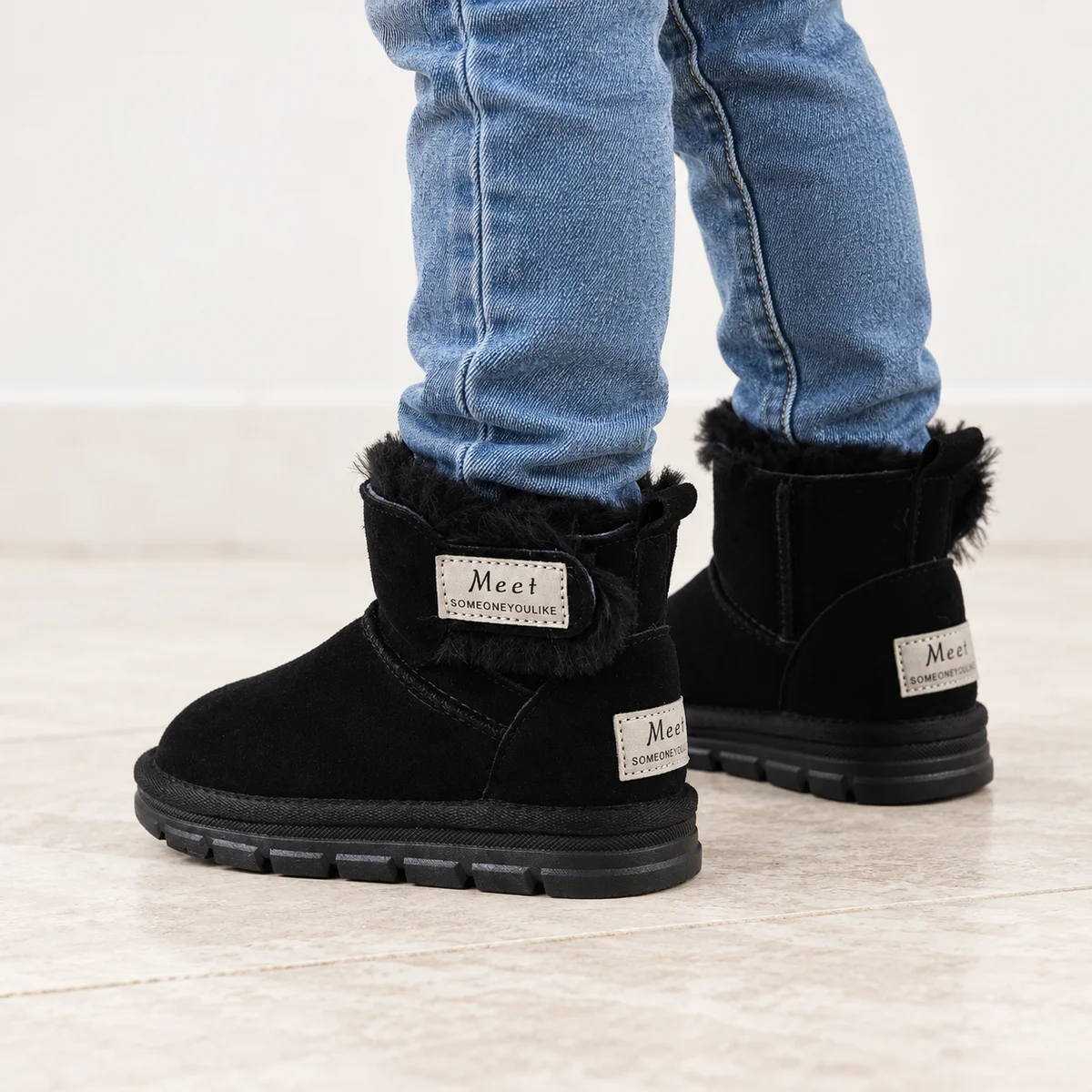 Détails des bottines garçon fourrées noires à scratch latéral