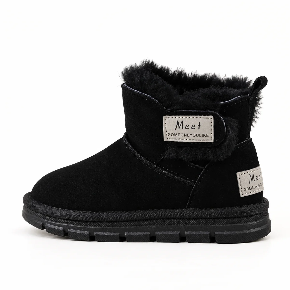 Jeune garçon portant bottines en cuir noire fourrées pour froid