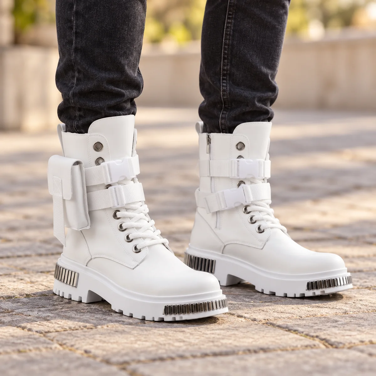 Chaussures homme blanches à lacets, brides et pochette pour un look moderne