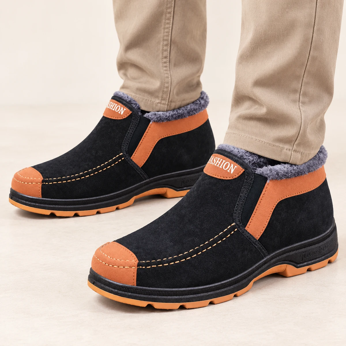 Vue de face des bottines homme fourrées à enfiler avec finition camel tendance
