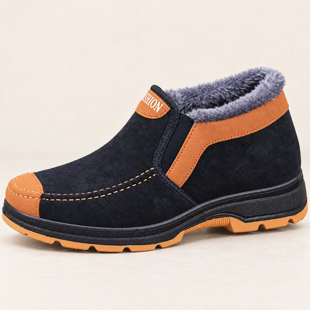 Détails en cuir camel sur bottines homme fourrées pour l'hiver chaud et stylé