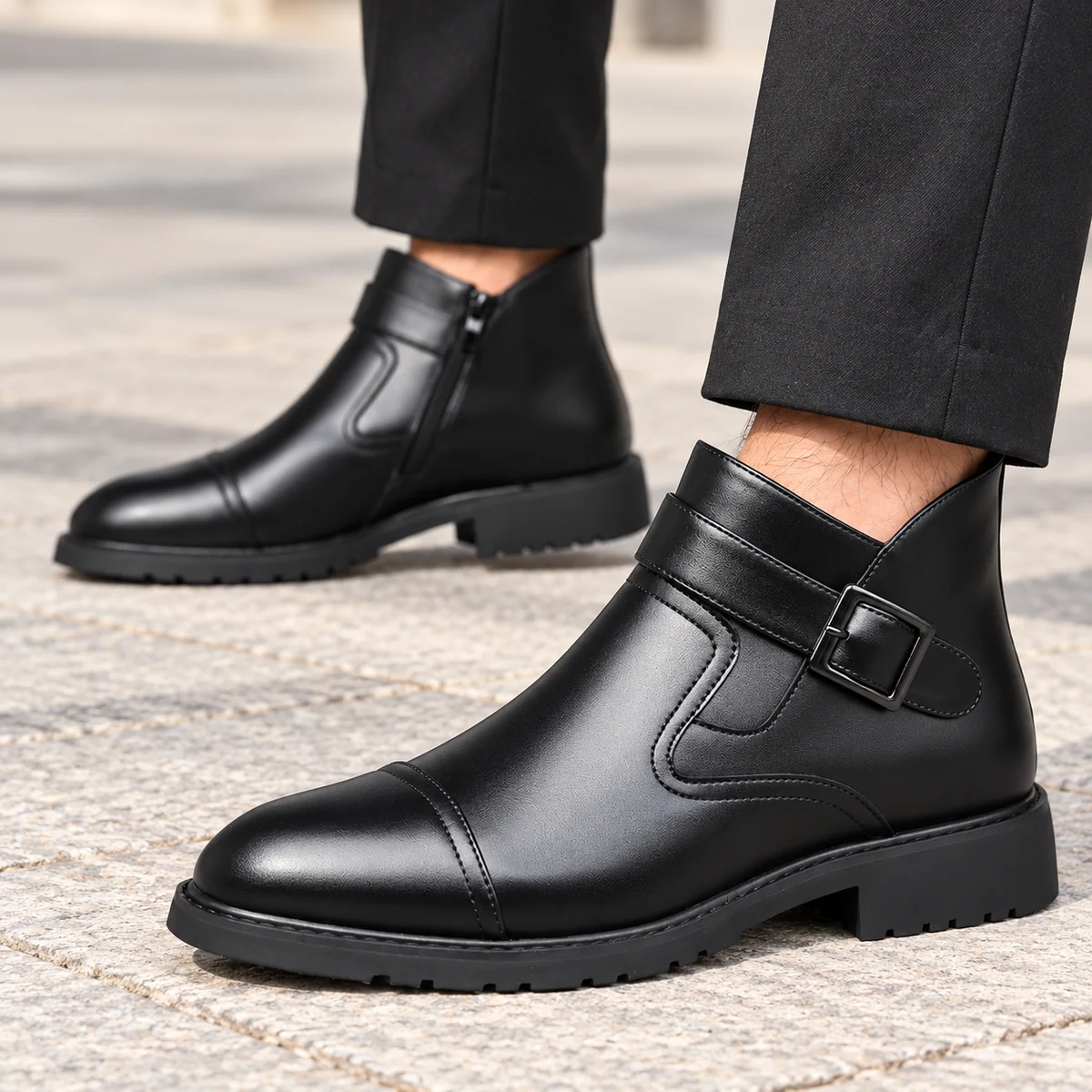 Détail de la boucle et du zip sur bottines homme noires