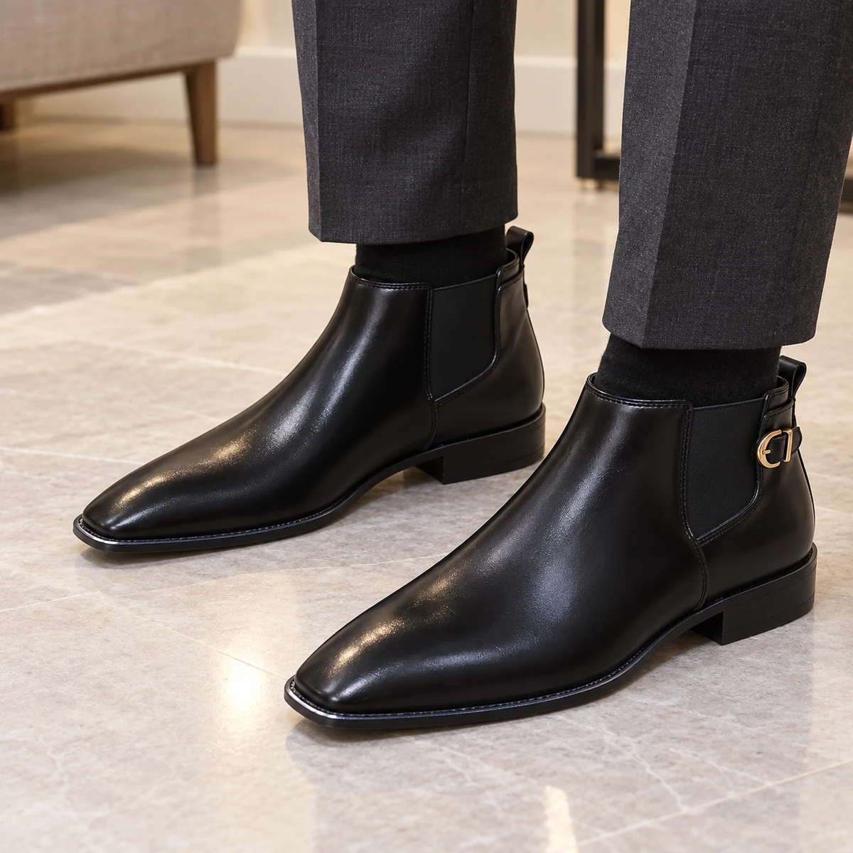 Close-up de bottines masculines noires en cuir avec détails à brides