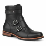 Bottines homme noires avec deux boucles et zip sur une surface en bois