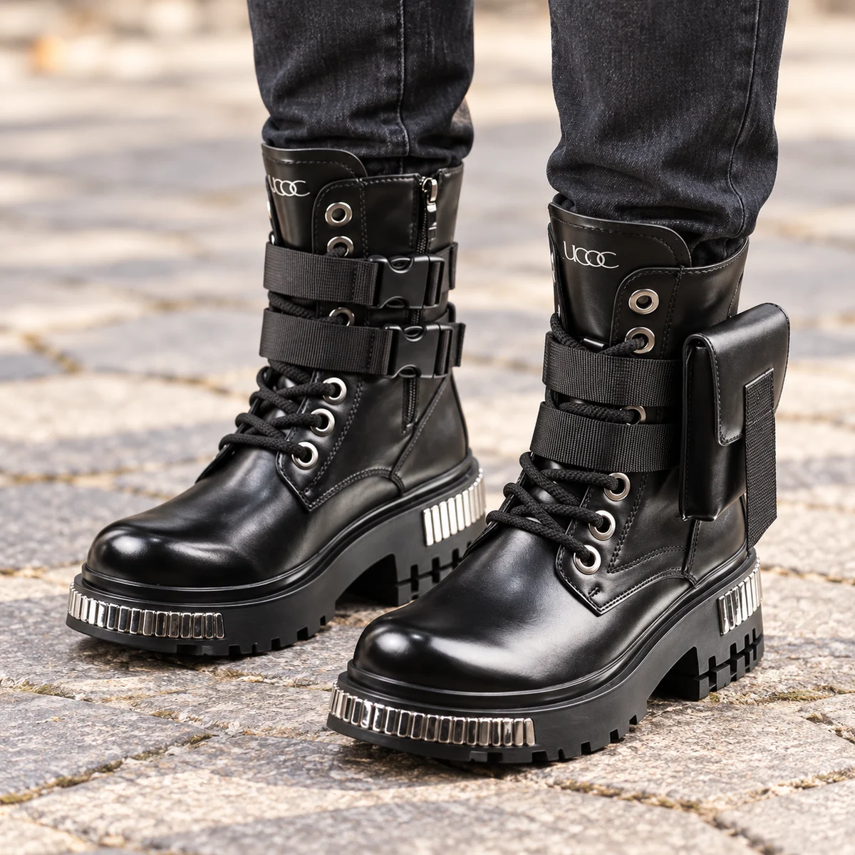 Détails des trois brides et lacets sur bottines homme noires