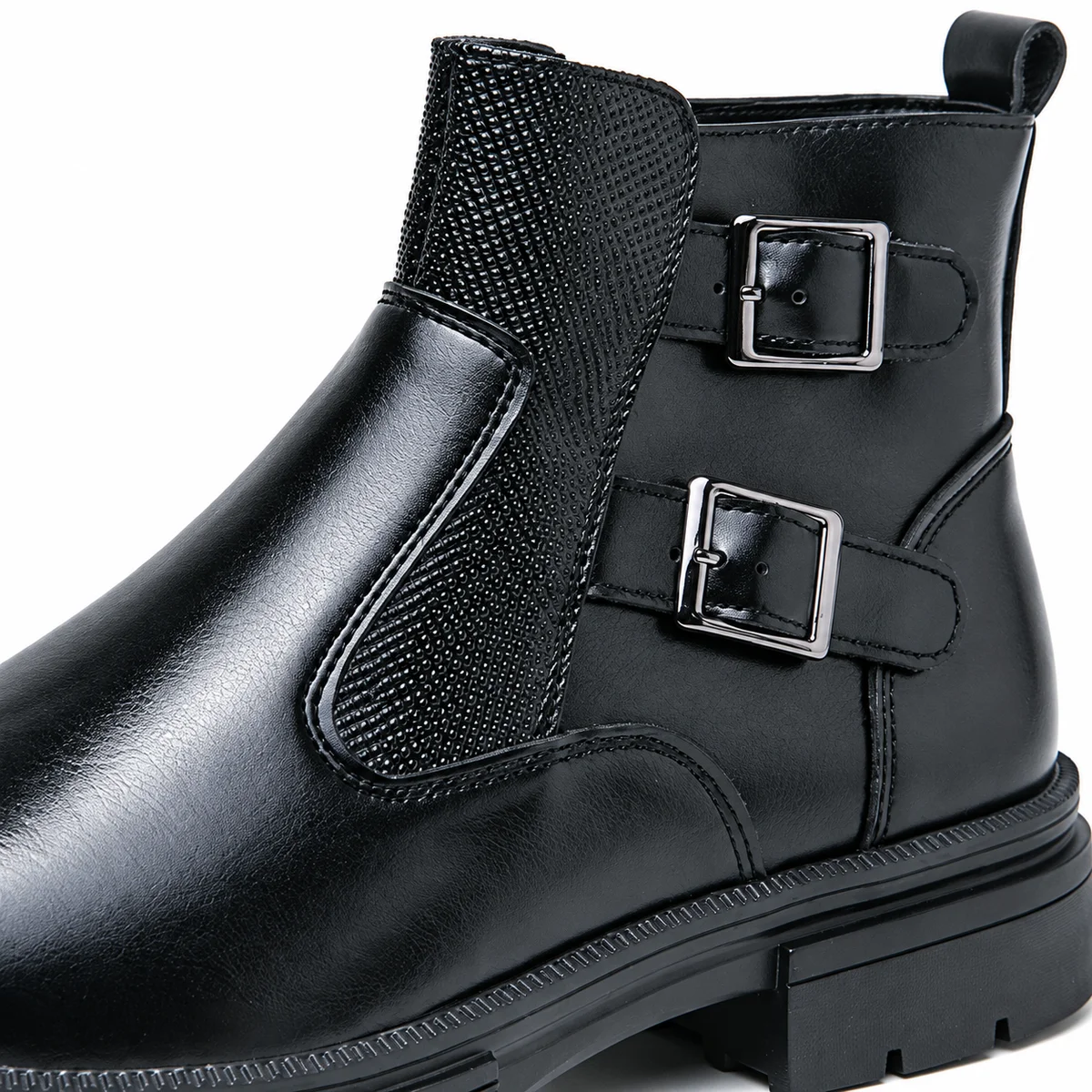 Vue rapprochée des bottines homme noires à double boucle et talon plat