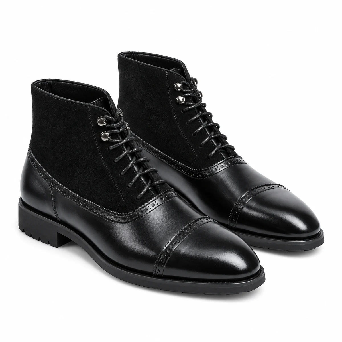 Chaussures homme en cuir noir lacées avec détail de bout cousu