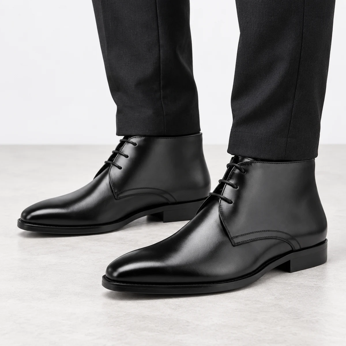 Vue rapprochée de bottines noires à lacets pour homme