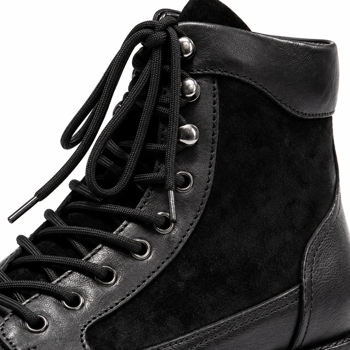Vue frontale des bottines homme noires à lacets avec détails en velours