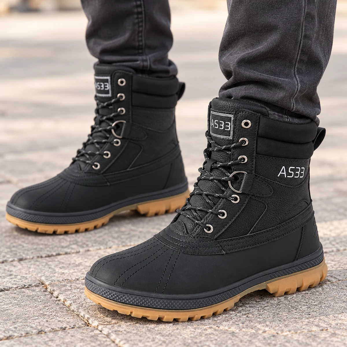 Close-up de bottines noires pour homme à lacets et semelle en bois