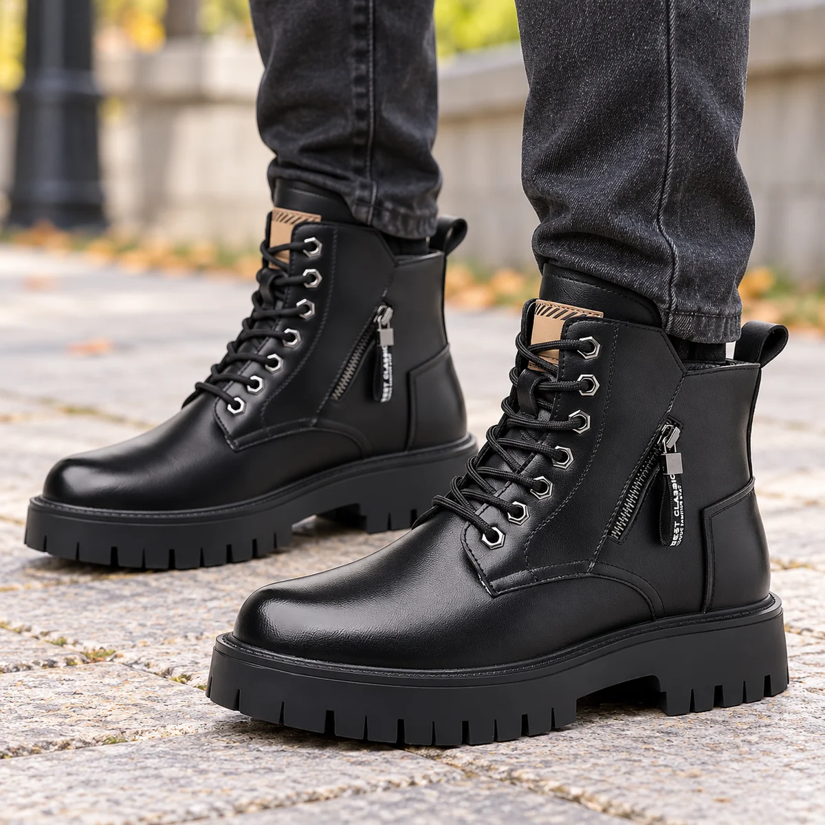 Close-up de bottines noires homme à lacets et zip tendance et élégantes