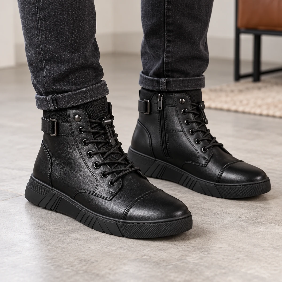 Vue de face de bottines noires pour homme avec lacets et zip
