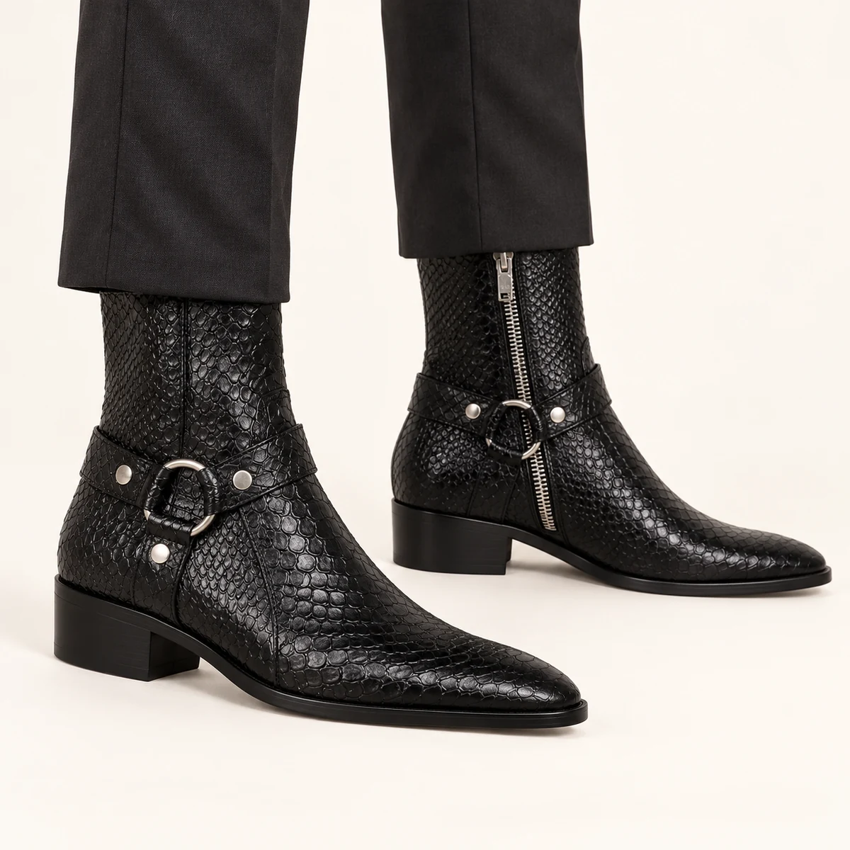 Femme marchant en bottines noires à relief reptile avec zip latéral