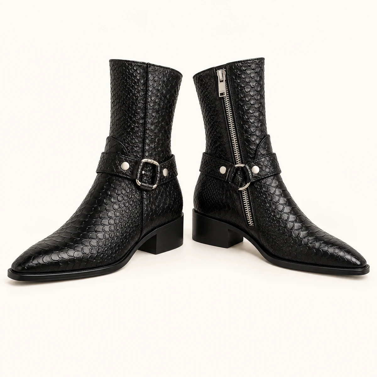 Profil de bottines noires à escalier avec effet reptile et fermeture zip