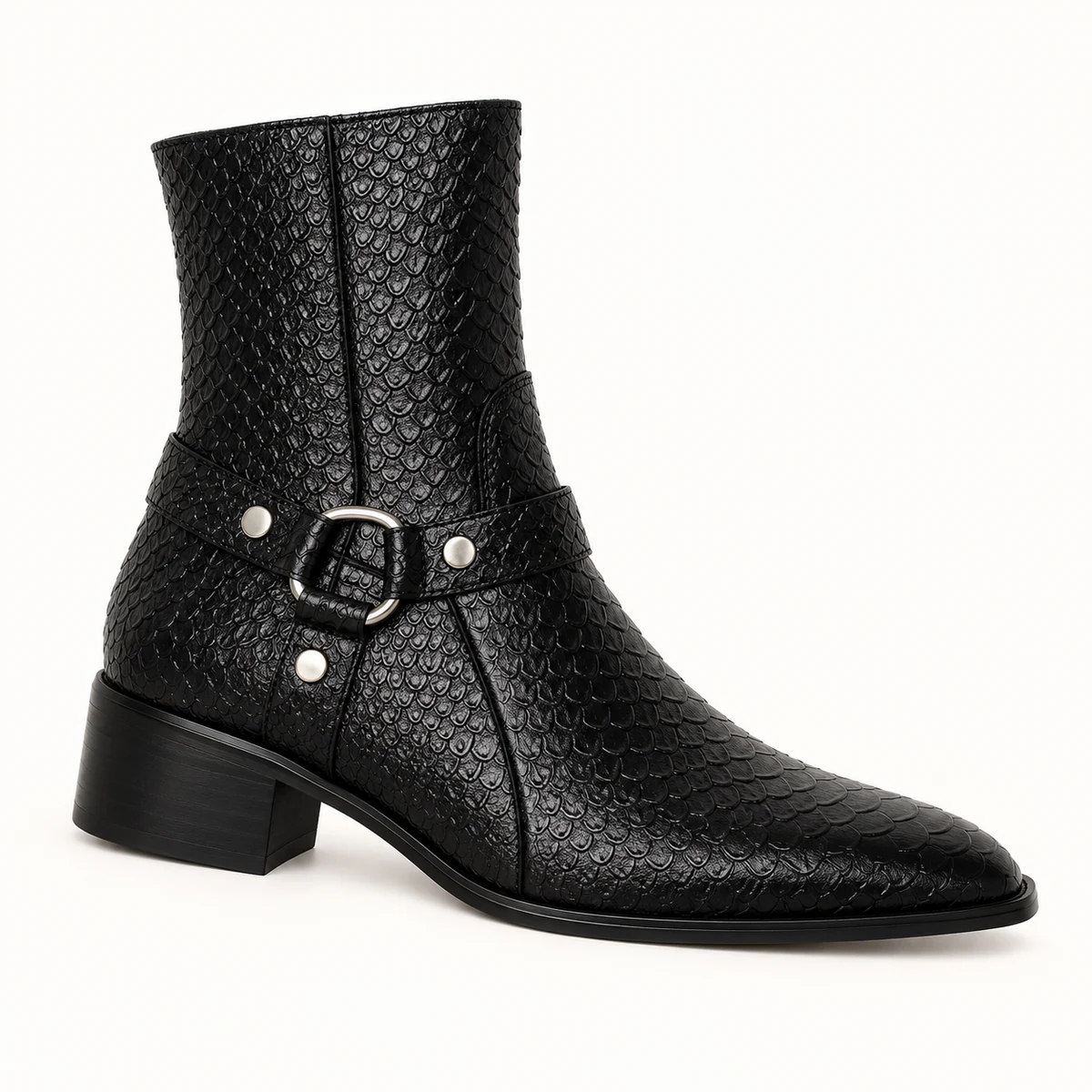 Détail de la boucle et du zip sur bottines homme à relief reptile