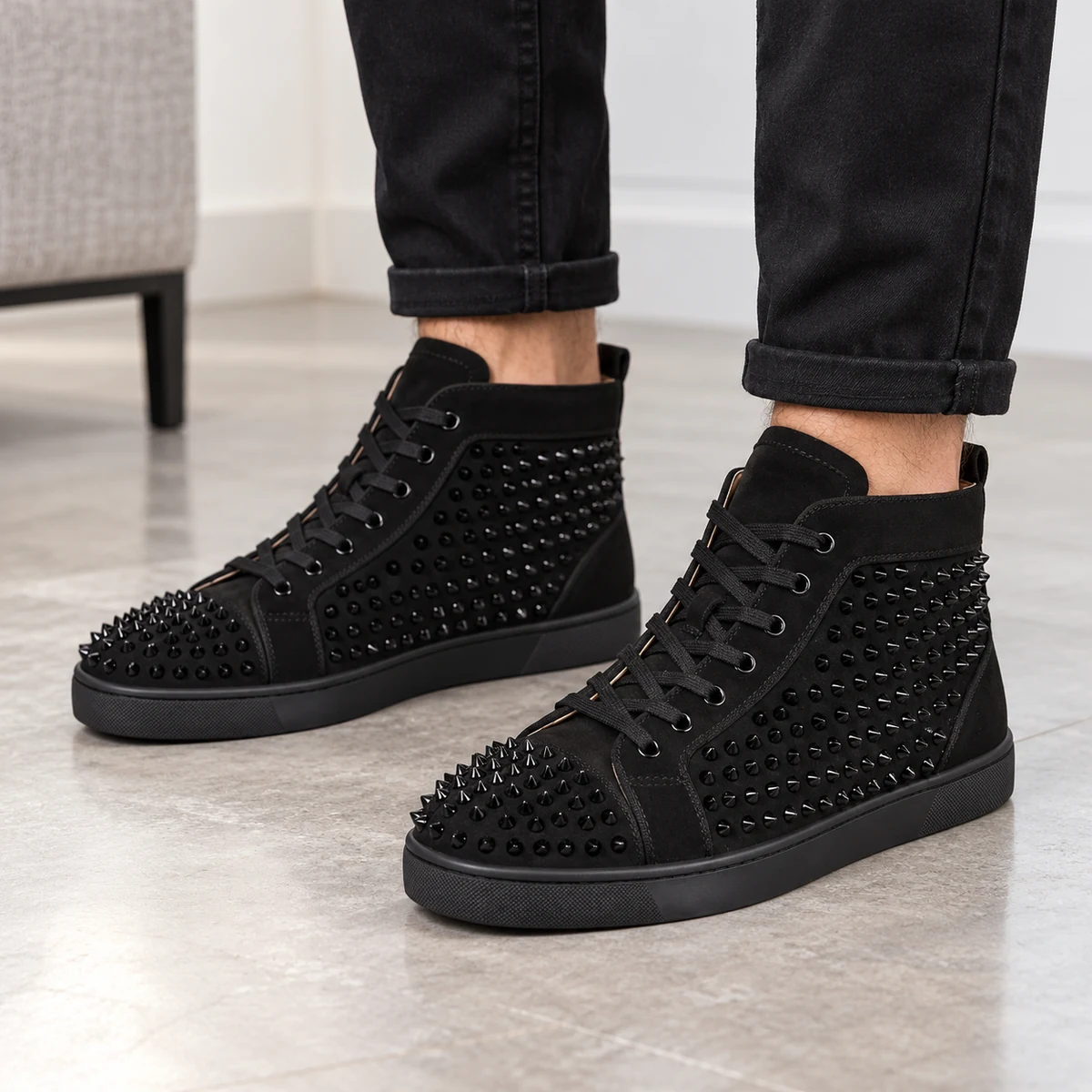 Close-up de bottines homme noires avec rivets et lacets en cuir