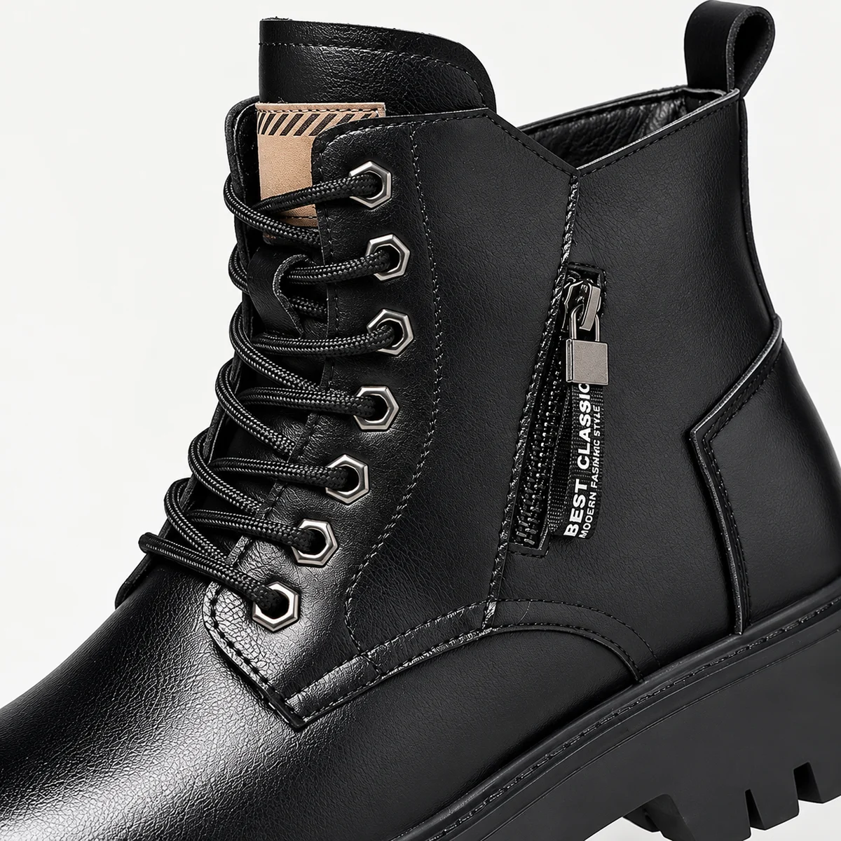 Détail des bottines homme noires avec zip latéral et semelle épaisse pour confort
