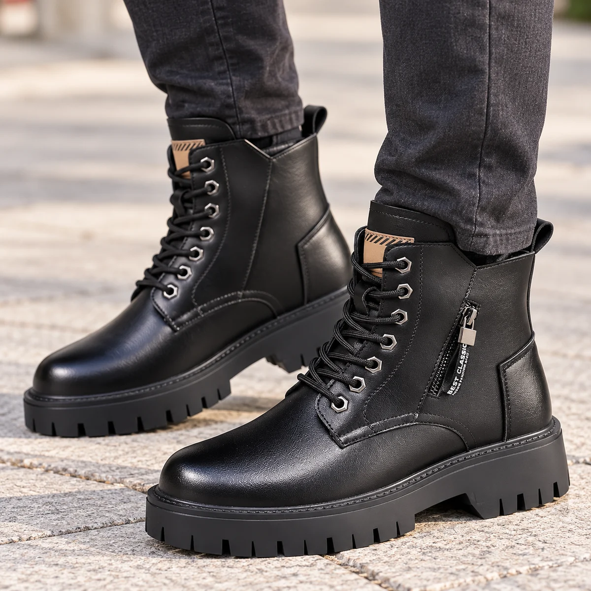 Close-up des bottines homme noires à semelle renforcée et zip sur le côté