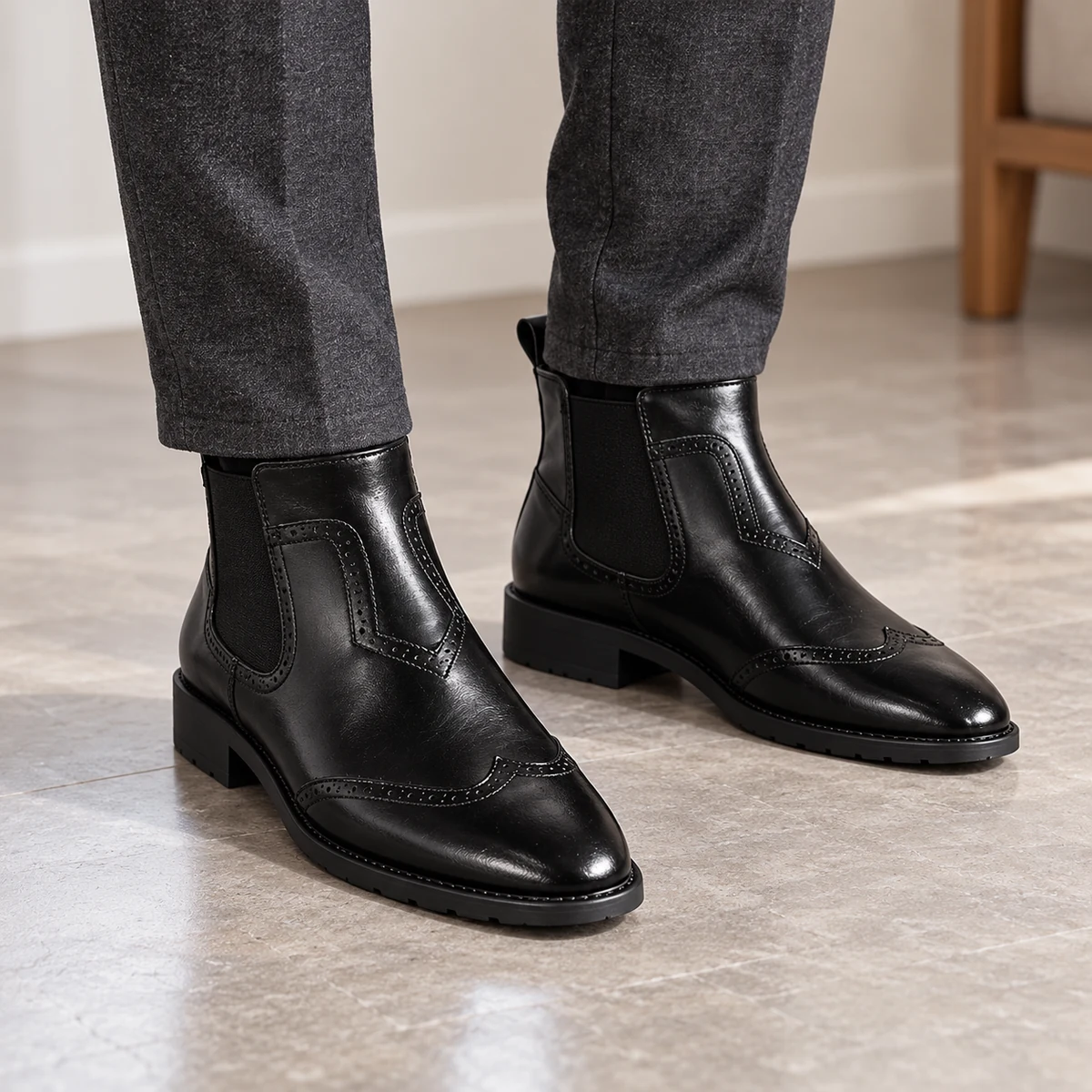 Détail de la bottine homme noire avec zip avant et couture sur le bout