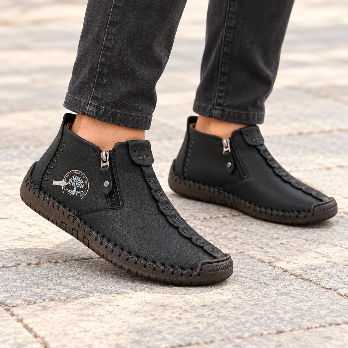 Chaussures masculines noires avec fermeture éclair et détails de couture visibles