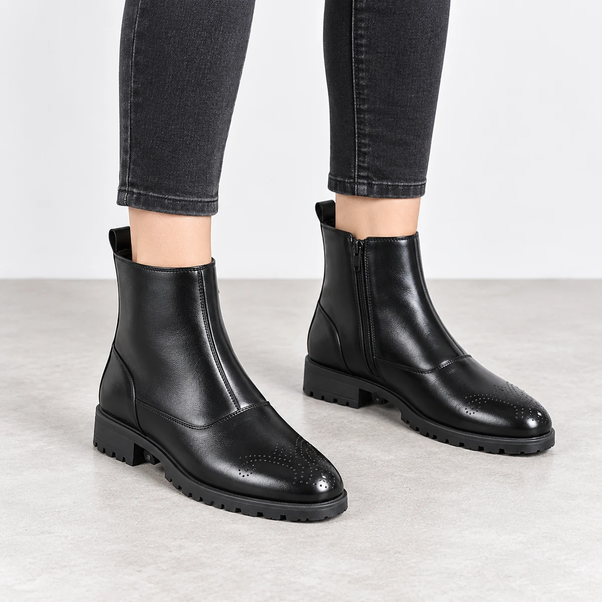 Bottines homme noires à zip et coutures au bout — modèle porté