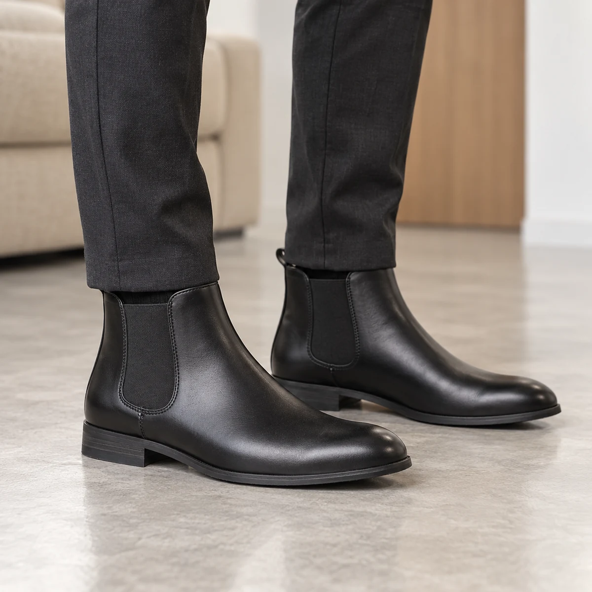 Close-up de bottines homme noires avec fermeture éclair et détails élastiques