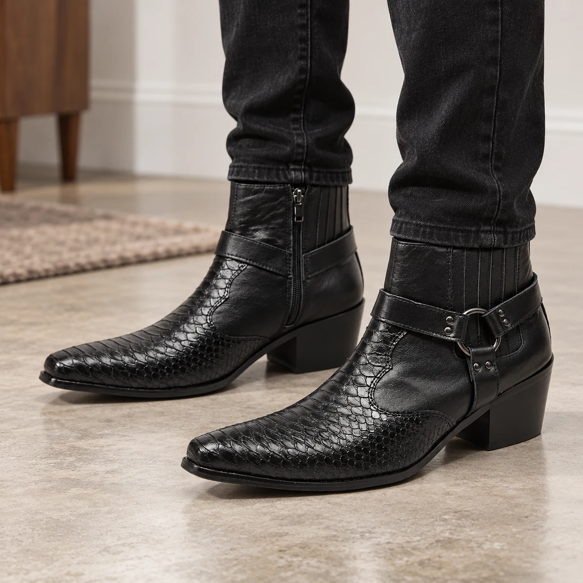 Vue latérale des bottines homme noires à effet reptile avec brides et talon