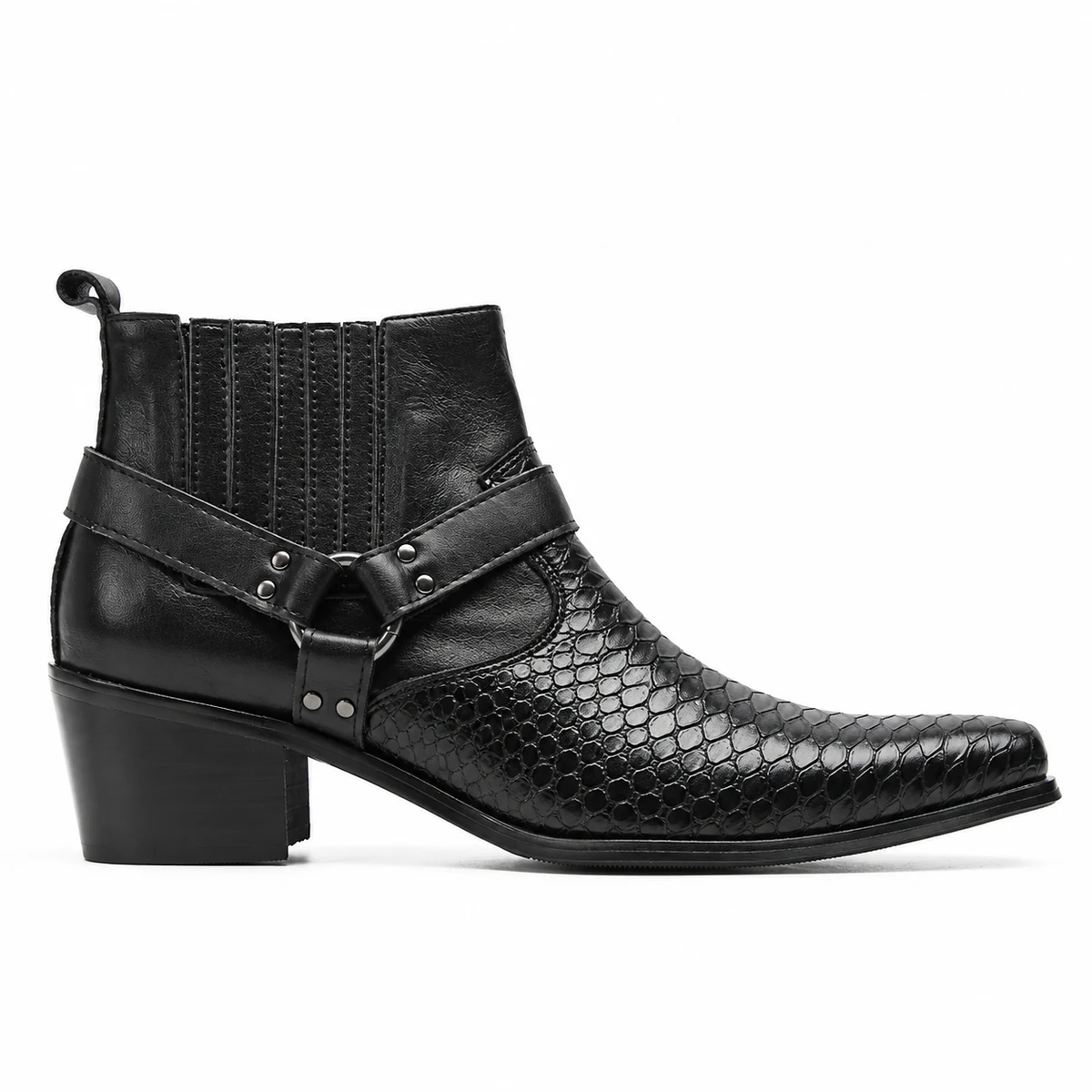 Détail des brides sur les bottines homme noires avec effet reptile à talon