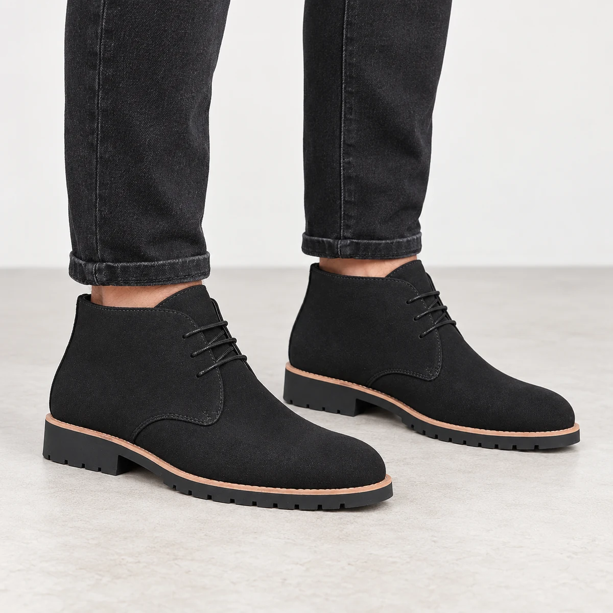 Gros plan sur bottines homme noires effet suédé et semelle crantée