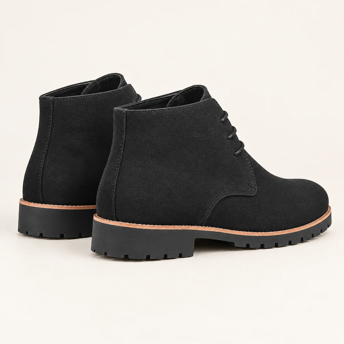 Vue latérale de bottines homme noires en suédé avec semelle robuste crantée