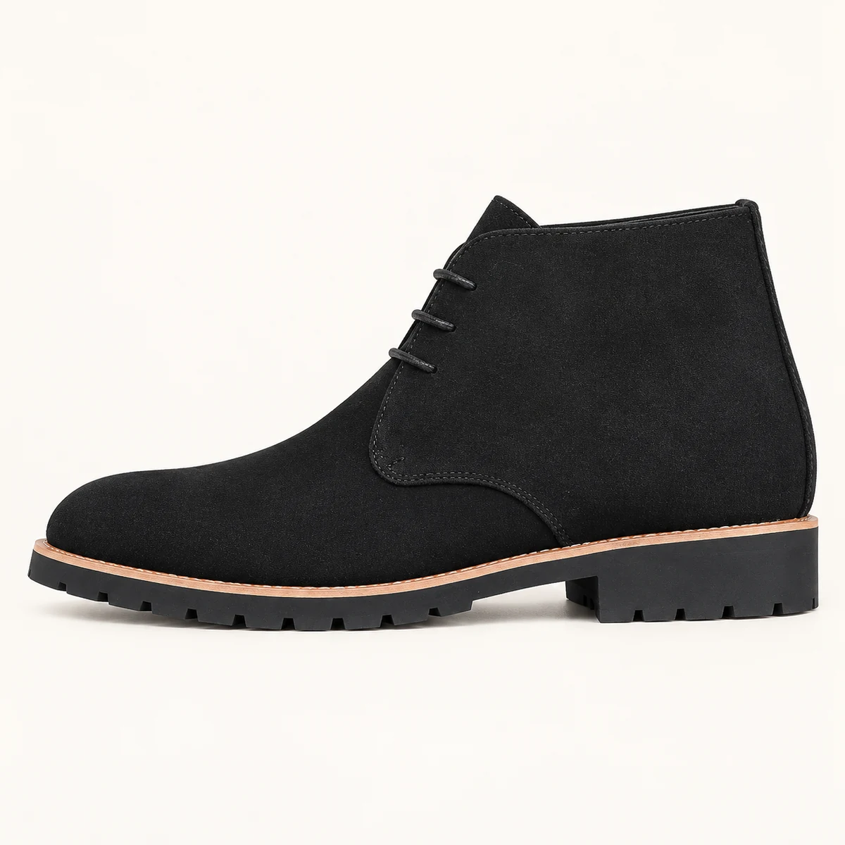 Homme portant des bottines noires effet suédé à semelle crantée style urbain