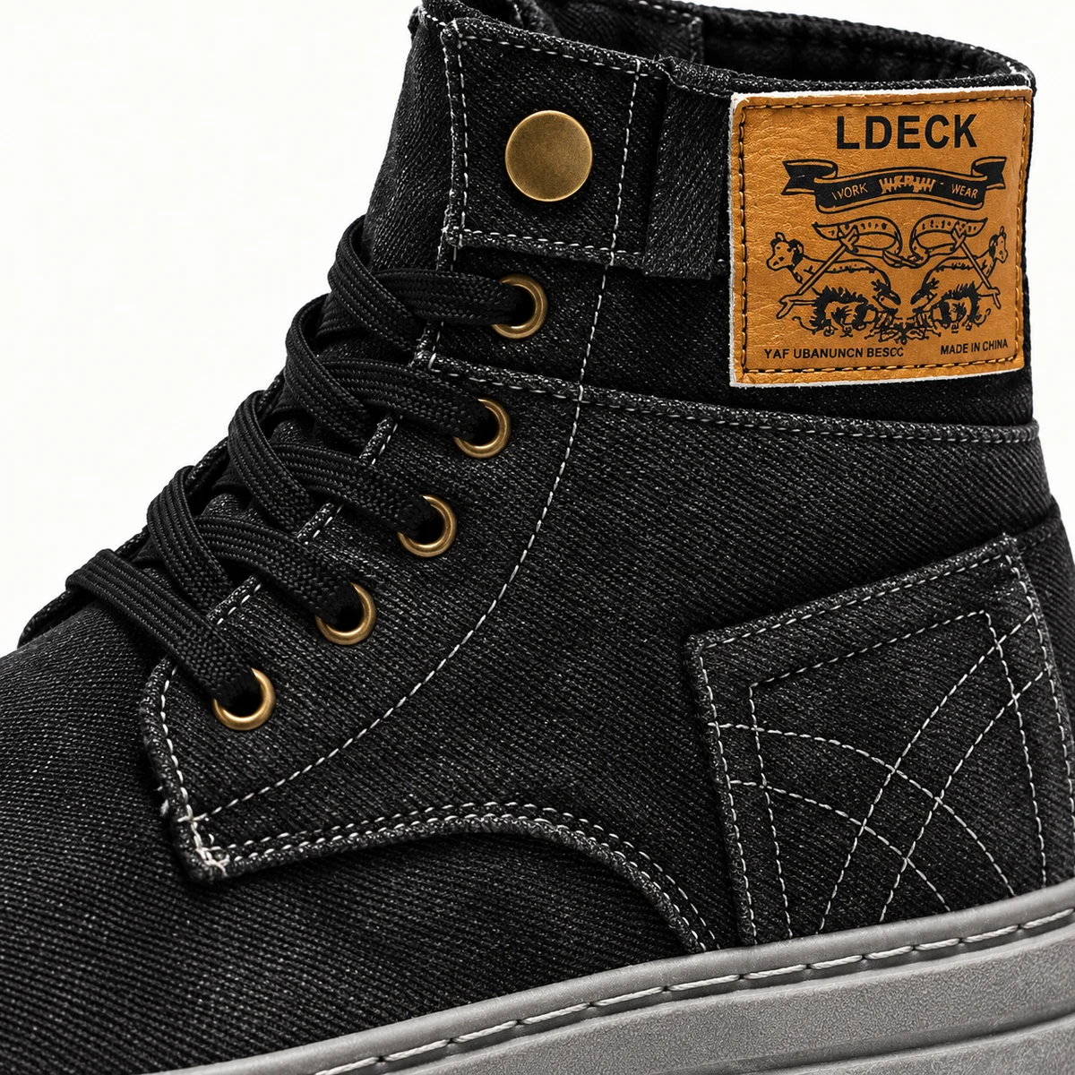 Profil de bottines homme noires en toile avec lacets
