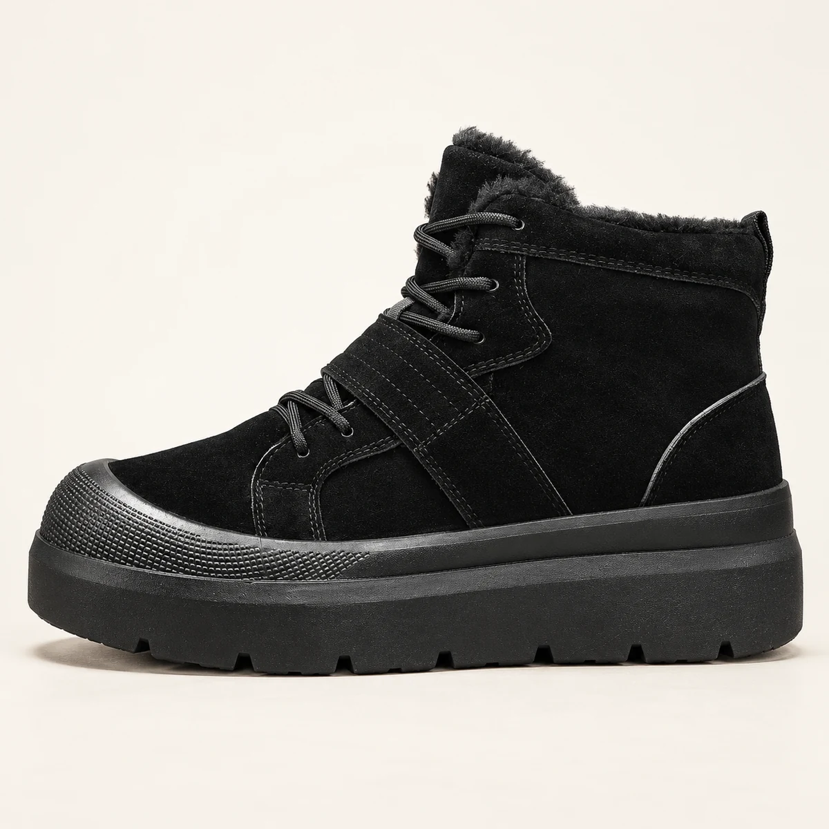 Détail du lacet et de la finition contrastante sur bottines homme noires fourrées